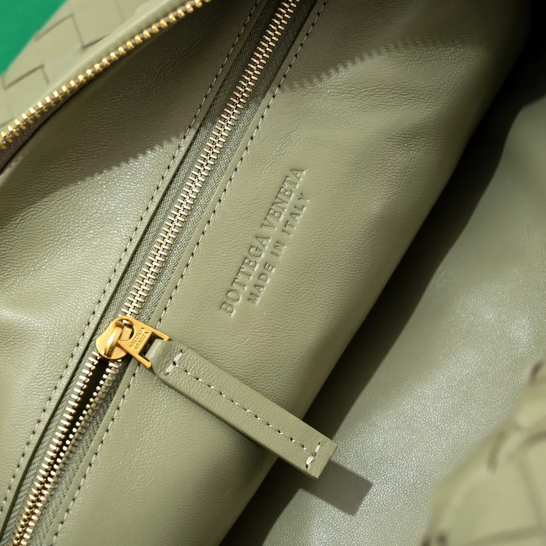 Batch 1860 large Arco handbag early spring new arrival#, cool style, retro style, full of vitality, free and easy, distinctive personality brings multi-layered charm to daily wardrobe~ 🔝The soft and flowing fabric conveys a soft touch# A relaxed and comfortable feeling is newly interpreted in the silhouette· Croissant woven sheepskin Size: Width 40 Height 48 Thick 16 [6698#]
